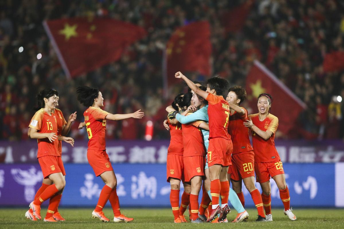 中国女足vs英格兰裁判的相关图片
