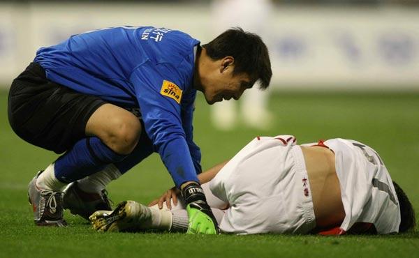 中国男足vs马来西亚受伤球员的相关图片