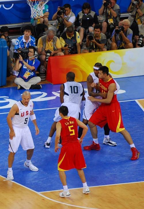 美式篮球vs中国的相关图片